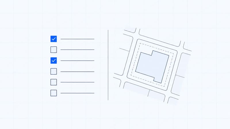 Lista de verificación esquemática junto a la silueta de un lote urbano